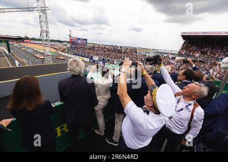 Le Mans, Francia. 10th giugno 2023. Le foll Stephane, sindaco di le Mans, ritratto con il ministro dello Sport Amelie Oudea-Castera e BEN SULAYEM Mohammed (are), presidente della FIA, ritratto durante la 24 ore di le Mans 2023 sul circuito des 24 Heures du Mans dal 10 al 11 giugno 2023 a le Mans, Francia - Foto: Damien Saulnier/DPPI/LiveMedia Credit: Agenzia indipendente per le foto/Alamy Live News Foto Stock