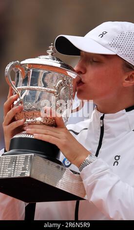 Parigi, Francia. 10th giugno, 2023. IgA Swiatek di Polonia, con i migliori semini, tiene il suo trofeo dopo aver vinto la sua partita finale contro Karolina Muchova della Repubblica Ceca al French Tennis Open di Parigi, in Francia, sabato 10 giugno 2023. Swiatek ha vinto l'Open 6-2, 5-7, 6-4. Foto di Maya Vidon-White/UPI Credit: UPI/Alamy Live News Foto Stock