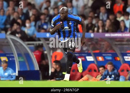 Romelu Lukaku di Inter Milan è sostituito dal compagno di squadra Edin Dzeko (non raffigurato) durante la finale della UEFA Champions League allo Stadio Olimpico Ataturk di Istanbul. Data immagine: Sabato 10 giugno 2023. Foto Stock