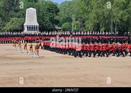 Horse Guards Parade, Londra, Regno Unito il 10 2023 giugno. Il gruppo massaggiato marzo passato e salutare come HRH Prince William, The Prince of Wales recensisce i reggimenti delle Divisioni Household come il colonnello regimentale delle Guardie gallesi durante la Trooping the Colour alla Horse Guards Parade, Londra, Regno Unito il 10 2023 giugno. Le divisioni sulla parata includono, le guardie piedi; le guardie Grenadier, le guardie Coldstream, le guardie scozzesi, Le Guardie irlandesi, le Guardie gallesi, con il reggimento Household Cavalry montato composto dalle Guardie della vita e il Blues and Royals. Anche la Royal Artillery, la truppa del Re. Credito: Foto Stock