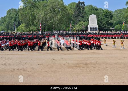 Horse Guards Parade, Londra, Regno Unito il 10 2023 giugno. Il gruppo massaggiato marzo passato e salutare come HRH Prince William, The Prince of Wales recensisce i reggimenti delle Divisioni Household come il colonnello regimentale delle Guardie gallesi durante la Trooping the Colour alla Horse Guards Parade, Londra, Regno Unito il 10 2023 giugno. Le divisioni sulla parata includono, le guardie piedi; le guardie Grenadier, le guardie Coldstream, le guardie scozzesi, Le Guardie irlandesi, le Guardie gallesi, con il reggimento Household Cavalry montato composto dalle Guardie della vita e il Blues and Royals. Anche la Royal Artillery, la truppa del Re. Credito: Foto Stock