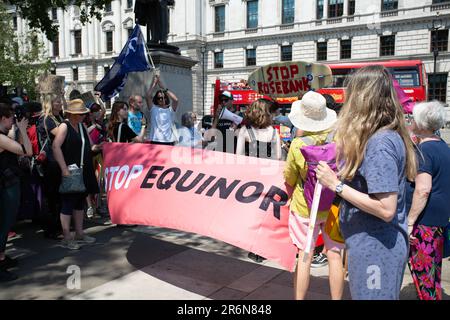 Westminster, Londra, Regno Unito. 10/06/ 2023. Gli attivisti ambientali #StopRosebank si riuniscono in Parliament Square, Londra per protestare contro lo sviluppo del giacimento petrolifero North Sea Rosebank da parte della compagnia petrolifera norvegese Equinor. Gli attivisti protestano per distruggere gli obiettivi climatici, inquinare gli oceani e aumentare drasticamente le emissioni. Helen Cowles/Alamy Live News. Foto Stock