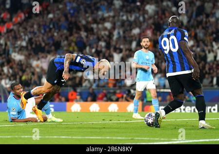 Federico Dimarco di Inter Milan si dirige verso il gol ma è bloccato dal compagno di squadra Romelu Lukaku (a destra) durante la finale della UEFA Champions League allo Stadio Olimpico Ataturk di Istanbul. Data immagine: Sabato 10 giugno 2023. Foto Stock