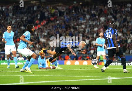 Federico Dimarco di Inter Milan si dirige verso il gol ma è bloccato dal compagno di squadra Romelu Lukaku (a destra) durante la finale della UEFA Champions League allo Stadio Olimpico Ataturk di Istanbul. Data immagine: Sabato 10 giugno 2023. Foto Stock