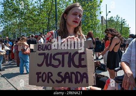 Un manifestante tiene un cartello che esprime la sua opinione durante la protesta Black Lives Matter. Black Live Matter protesta per lo studente belga, Sanda dia by Moments contained, uno statuto alto quattro metri di una donna nera vestita con pantaloni da jogging e allenatori che si affaccia sulla Stationsplein di Rotterdam, lo statuto è fatto dall'artista britannico Thomas J Price. Black Lives Matter e altri, riuniti fuori dalla trafficata Stationsplein di Rotterdam, per Sanda dia, un ventenne studente universitario belga di colore, che ha incontrato la sua morte in una cerimonia di iniziazione della fraternità conosciuta come Reuzegom nel 2018. La cerimonia era abbronzata Foto Stock