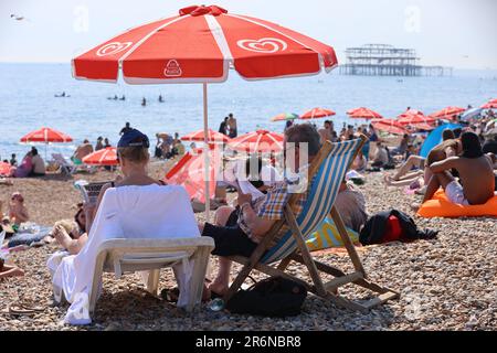 Le foto mostrano la spiaggia di Brighton il 10 giugno 2023 piena di migliaia di persone che si godono il caldo quando le temperature salgono a 28 °C. Il litorale di ciottoli era pieno di bagnanti, famiglie, turisti e nuotatori. Il lungomare è animato da bancarelle di gelati, sdraio e ombrelli colorati. Brighton ha visto uno dei suoi giorni più affollati dell'anno, mentre sia la gente del posto che i turisti si affollavano sulla costa per rinfrescarsi. Bagnini, agenti sul lungomare e servizi di emergenza erano a disposizione per monitorare la sicurezza durante l'ondata di caldo estiva. Foto Stock