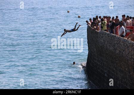 Le foto mostrano la spiaggia di Brighton il 10 giugno 2023 piena di migliaia di persone che si godono il caldo quando le temperature salgono a 28 °C. Il litorale di ciottoli era pieno di bagnanti, famiglie, turisti e nuotatori. Il lungomare è animato da bancarelle di gelati, sdraio e ombrelli colorati. Brighton ha visto uno dei suoi giorni più affollati dell'anno, mentre sia la gente del posto che i turisti si affollavano sulla costa per rinfrescarsi. Bagnini, agenti sul lungomare e servizi di emergenza erano a disposizione per monitorare la sicurezza durante l'ondata di caldo estiva. Foto Stock