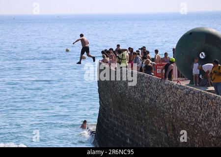 Le foto mostrano la spiaggia di Brighton il 10 giugno 2023 piena di migliaia di persone che si godono il caldo quando le temperature salgono a 28 °C. Il litorale di ciottoli era pieno di bagnanti, famiglie, turisti e nuotatori. Il lungomare è animato da bancarelle di gelati, sdraio e ombrelli colorati. Brighton ha visto uno dei suoi giorni più affollati dell'anno, mentre sia la gente del posto che i turisti si affollavano sulla costa per rinfrescarsi. Bagnini, agenti sul lungomare e servizi di emergenza erano a disposizione per monitorare la sicurezza durante l'ondata di caldo estiva. Foto Stock