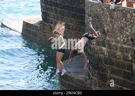 Le foto mostrano la spiaggia di Brighton il 10 giugno 2023 piena di migliaia di persone che si godono il caldo quando le temperature salgono a 28 °C. Il litorale di ciottoli era pieno di bagnanti, famiglie, turisti e nuotatori. Il lungomare è animato da bancarelle di gelati, sdraio e ombrelli colorati. Brighton ha visto uno dei suoi giorni più affollati dell'anno, mentre sia la gente del posto che i turisti si affollavano sulla costa per rinfrescarsi. Bagnini, agenti sul lungomare e servizi di emergenza erano a disposizione per monitorare la sicurezza durante l'ondata di caldo estiva. Foto Stock