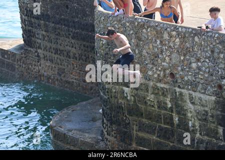 Le foto mostrano la spiaggia di Brighton il 10 giugno 2023 piena di migliaia di persone che si godono il caldo quando le temperature salgono a 28 °C. Il litorale di ciottoli era pieno di bagnanti, famiglie, turisti e nuotatori. Il lungomare è animato da bancarelle di gelati, sdraio e ombrelli colorati. Brighton ha visto uno dei suoi giorni più affollati dell'anno, mentre sia la gente del posto che i turisti si affollavano sulla costa per rinfrescarsi. Bagnini, agenti sul lungomare e servizi di emergenza erano a disposizione per monitorare la sicurezza durante l'ondata di caldo estiva. Foto Stock