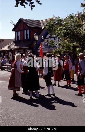 Solvang, California. USA 9/1987. Festival Danese dei giorni. Nel 1936, il primo festival delle Giornate Danesi di Solvang è emerso in onore del 25th° anniversario del paese. Da allora, i giorni danesi celebrano il patrimonio di Solvang con cibo autentico, musica, balli, sfilate, spettacoli dal vivo, e attività familiari. Nel 1946, un reporter dal Sabato sera Post visitato durante giorni danesi e l'articolo che è apparso nel gennaio 1947 mettere Solvang sulla mappa nazionale. Essa affermava, in parte, “Solvang . . . Un villaggio danese immacolato che fiorisce come una rosa nell'affascinante valle di Santa Ynez in California. Fascino antico paese Foto Stock