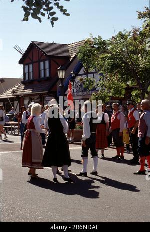 Solvang, California. USA 9/1987. Festival Danese dei giorni. Nel 1936, il primo festival delle Giornate Danesi di Solvang è emerso in onore del 25th° anniversario del paese. Da allora, i giorni danesi celebrano il patrimonio di Solvang con cibo autentico, musica, balli, sfilate, spettacoli dal vivo, e attività familiari. Nel 1946, un reporter dal Sabato sera Post visitato durante giorni danesi e l'articolo che è apparso nel gennaio 1947 mettere Solvang sulla mappa nazionale. Essa affermava, in parte, “Solvang . . . Un villaggio danese immacolato che fiorisce come una rosa nell'affascinante valle di Santa Ynez in California. Fascino antico paese Foto Stock