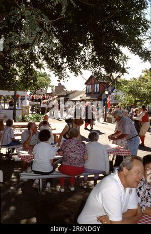 Solvang, California. USA 9/1987. Festival Danese dei giorni. Nel 1936, il primo festival delle Giornate Danesi di Solvang è emerso in onore del 25th° anniversario del paese. Da allora, i giorni danesi celebrano il patrimonio di Solvang con cibo autentico, musica, balli, sfilate, spettacoli dal vivo, e attività familiari. Nel 1946, un reporter dal Sabato sera Post visitato durante giorni danesi e l'articolo che è apparso nel gennaio 1947 mettere Solvang sulla mappa nazionale. Essa affermava, in parte, “Solvang . . . Un villaggio danese immacolato che fiorisce come una rosa nell'affascinante valle di Santa Ynez in California. Fascino antico paese Foto Stock