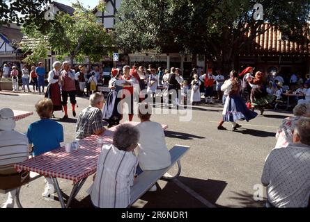 Solvang, California. USA 9/1987. Festival Danese dei giorni. Nel 1936, il primo festival delle Giornate Danesi di Solvang è emerso in onore del 25th° anniversario del paese. Da allora, i giorni danesi celebrano il patrimonio di Solvang con cibo autentico, musica, balli, sfilate, spettacoli dal vivo, e attività familiari. Nel 1946, un reporter dal Sabato sera Post visitato durante giorni danesi e l'articolo che è apparso nel gennaio 1947 mettere Solvang sulla mappa nazionale. Essa affermava, in parte, “Solvang . . . Un villaggio danese immacolato che fiorisce come una rosa nell'affascinante valle di Santa Ynez in California. Fascino antico paese Foto Stock