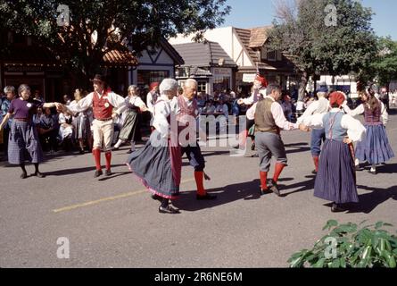 Solvang, California. USA 9/1987. Festival Danese dei giorni. Nel 1936, il primo festival delle Giornate Danesi di Solvang è emerso in onore del 25th° anniversario del paese. Da allora, i giorni danesi celebrano il patrimonio di Solvang con cibo autentico, musica, balli, sfilate, spettacoli dal vivo, e attività familiari. Nel 1946, un reporter dal Sabato sera Post visitato durante giorni danesi e l'articolo che è apparso nel gennaio 1947 mettere Solvang sulla mappa nazionale. Essa affermava, in parte, “Solvang . . . Un villaggio danese immacolato che fiorisce come una rosa nell'affascinante valle di Santa Ynez in California. Fascino antico paese Foto Stock