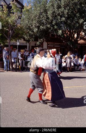 Solvang, California. USA 9/1987. Festival Danese dei giorni. Nel 1936, il primo festival delle Giornate Danesi di Solvang è emerso in onore del 25th° anniversario del paese. Da allora, i giorni danesi celebrano il patrimonio di Solvang con cibo autentico, musica, balli, sfilate, spettacoli dal vivo, e attività familiari. Nel 1946, un reporter dal Sabato sera Post visitato durante giorni danesi e l'articolo che è apparso nel gennaio 1947 mettere Solvang sulla mappa nazionale. Essa affermava, in parte, “Solvang . . . Un villaggio danese immacolato che fiorisce come una rosa nell'affascinante valle di Santa Ynez in California. Fascino antico paese Foto Stock