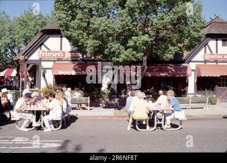 Solvang, California. USA 9/1987. Festival Danese dei giorni. Nel 1936, il primo festival delle Giornate Danesi di Solvang è emerso in onore del 25th° anniversario del paese. Da allora, i giorni danesi celebrano il patrimonio di Solvang con cibo autentico, musica, balli, sfilate, spettacoli dal vivo, e attività familiari. Nel 1946, un reporter dal Sabato sera Post visitato durante giorni danesi e l'articolo che è apparso nel gennaio 1947 mettere Solvang sulla mappa nazionale. Essa affermava, in parte, “Solvang . . . Un villaggio danese immacolato che fiorisce come una rosa nell'affascinante valle di Santa Ynez in California. Fascino antico paese Foto Stock