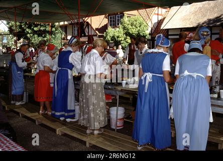 Solvang, California. USA 9/1987. Festival Danese dei giorni. Nel 1936, il primo festival delle Giornate Danesi di Solvang è emerso in onore del 25th° anniversario del paese. Da allora, i giorni danesi celebrano il patrimonio di Solvang con cibo autentico, musica, balli, sfilate, spettacoli dal vivo, e attività familiari. Nel 1946, un reporter dal Sabato sera Post visitato durante giorni danesi e l'articolo che è apparso nel gennaio 1947 mettere Solvang sulla mappa nazionale. Essa affermava, in parte, “Solvang . . . Un villaggio danese immacolato che fiorisce come una rosa nell'affascinante valle di Santa Ynez in California. Fascino antico paese Foto Stock