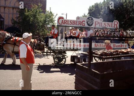 Solvang, California. USA 9/1987. Festival Danese dei giorni. Nel 1936, il primo festival delle Giornate Danesi di Solvang è emerso in onore del 25th° anniversario del paese. Da allora, i giorni danesi celebrano il patrimonio di Solvang con cibo autentico, musica, balli, sfilate, spettacoli dal vivo, e attività familiari. Nel 1946, un reporter dal Sabato sera Post visitato durante giorni danesi e l'articolo che è apparso nel gennaio 1947 mettere Solvang sulla mappa nazionale. Essa affermava, in parte, “Solvang . . . Un villaggio danese immacolato che fiorisce come una rosa nell'affascinante valle di Santa Ynez in California. Fascino antico paese Foto Stock