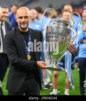 Istanbul, Turchia. 10th giugno, 2023. 10 giu 2023 - Manchester City / Inter Milan - UEFA Champions League - Final - Ataturk Olympic Stadium Pep Guardiola con il trofeo Champions League. Picture Credit: Notizie dal vivo su Mark Pain/Alamy Foto Stock