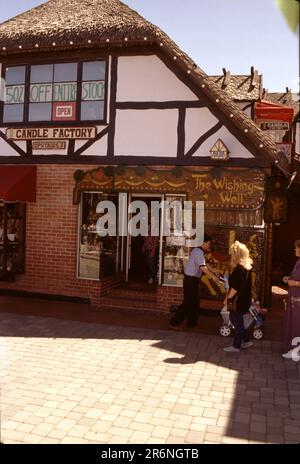 Solvang, California. USA 9/1987. Festival Danese dei giorni. Nel 1936, il primo festival delle Giornate Danesi di Solvang è emerso in onore del 25th° anniversario del paese. Da allora, i giorni danesi celebrano il patrimonio di Solvang con cibo autentico, musica, balli, sfilate, spettacoli dal vivo, e attività familiari. Nel 1946, un reporter dal Sabato sera Post visitato durante giorni danesi e l'articolo che è apparso nel gennaio 1947 mettere Solvang sulla mappa nazionale. Essa affermava, in parte, “Solvang . . . Un villaggio danese immacolato che fiorisce come una rosa nell'affascinante valle di Santa Ynez in California. Fascino antico paese Foto Stock