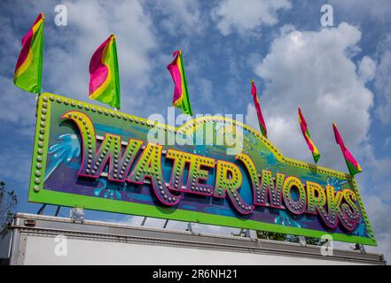 Firma sopra un giro del parco di divertimento ad un carnevale Foto Stock