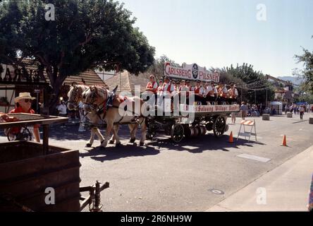 Solvang, California. USA 9/1987. Festival Danese dei giorni. Nel 1936, il primo festival delle Giornate Danesi di Solvang è emerso in onore del 25th° anniversario del paese. Da allora, i giorni danesi celebrano il patrimonio di Solvang con cibo autentico, musica, balli, sfilate, spettacoli dal vivo, e attività familiari. Nel 1946, un reporter dal Sabato sera Post visitato durante giorni danesi e l'articolo che è apparso nel gennaio 1947 mettere Solvang sulla mappa nazionale. Essa affermava, in parte, “Solvang . . . Un villaggio danese immacolato che fiorisce come una rosa nell'affascinante valle di Santa Ynez in California. Fascino antico paese Foto Stock