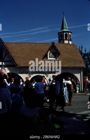 Solvang, California. USA 9/1987. Festival Danese dei giorni. Nel 1936, il primo festival delle Giornate Danesi di Solvang è emerso in onore del 25th° anniversario del paese. Da allora, i giorni danesi celebrano il patrimonio di Solvang con cibo autentico, musica, balli, sfilate, spettacoli dal vivo, e attività familiari. Nel 1946, un reporter dal Sabato sera Post visitato durante giorni danesi e l'articolo che è apparso nel gennaio 1947 mettere Solvang sulla mappa nazionale. Essa affermava, in parte, “Solvang . . . Un villaggio danese immacolato che fiorisce come una rosa nell'affascinante valle di Santa Ynez in California. Fascino antico paese Foto Stock