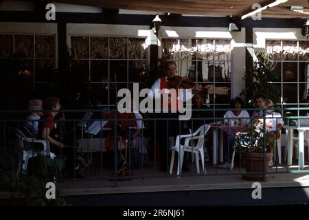 Solvang, California. USA 9/1987. Festival Danese dei giorni. Nel 1936, il primo festival delle Giornate Danesi di Solvang è emerso in onore del 25th° anniversario del paese. Da allora, i giorni danesi celebrano il patrimonio di Solvang con cibo autentico, musica, balli, sfilate, spettacoli dal vivo, e attività familiari. Nel 1946, un reporter dal Sabato sera Post visitato durante giorni danesi e l'articolo che è apparso nel gennaio 1947 mettere Solvang sulla mappa nazionale. Essa affermava, in parte, “Solvang . . . Un villaggio danese immacolato che fiorisce come una rosa nell'affascinante valle di Santa Ynez in California. Fascino antico paese Foto Stock