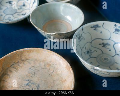 Vecchio piatto di ceramica, piatto di porcellana della dinastia Ching, nel Museo di Fort Vredeburg, Yogyakarta, Indonesia. Messa a fuoco superficiale. Foto Stock