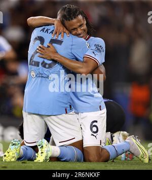 ISTANBUL - (lr) Manuel Akanji del Manchester City FC, Nathan Ake del Manchester City FC festeggia la vittoria 1-0 dopo la finale della UEFA Champions League tra il Manchester City FC e il FC Inter Milan allo Stadio Olimpico Ataturk il 10 giugno 2023 a Istanbul, in Turchia. Foto Stock