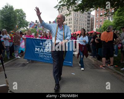 Boston, Massachusetts, Stati Uniti. 10th giugno, 2023. Il senatore EDWARD MARKEY si lancia a favore dei sostenitori di BostonÃs Pride per la sfilata del popolo. (Credit Image: © sue Dorfman/ZUMA Press Wire) SOLO PER USO EDITORIALE! Non per USO commerciale! Foto Stock