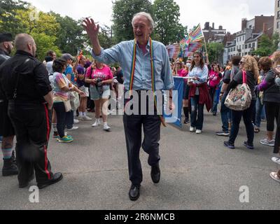 Boston, Massachusetts, Stati Uniti. 10th giugno, 2023. Il senatore EDWARD MARKEY si lancia a favore dei sostenitori di BostonÃs Pride per la sfilata del popolo. (Credit Image: © sue Dorfman/ZUMA Press Wire) SOLO PER USO EDITORIALE! Non per USO commerciale! Foto Stock