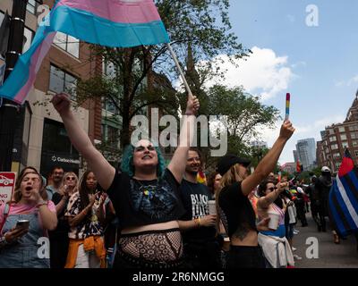 Boston, Massachusetts, Stati Uniti. 10th giugno, 2023. Le folle si sono rivelate per guardare e partecipare a BostonÃs Pride per la marcia della gente. (Credit Image: © sue Dorfman/ZUMA Press Wire) SOLO PER USO EDITORIALE! Non per USO commerciale! Foto Stock