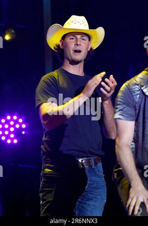 Nashville, Tennessee, Stati Uniti. 9th giugno, 2023. Trey Wolff, Tennessee Titans sul palco per il CMA Fest 2023 - VEN 2, Nissan Stadium, Nashville, TN 9 giugno 2023. Credit: Derek Storm/Everett Collection/Alamy Live News Foto Stock