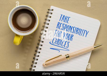 assuma la responsabilità delle tue scelte - scrittura motivazionale in un notebook a spirale, concetto di sviluppo personale Foto Stock