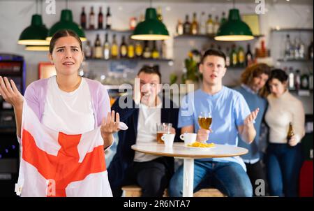 Gruppo di tifosi della squadra inglese sono sconvolti da oss della loro squadra preferita ed esprimono emozioni negative nella birreria Foto Stock