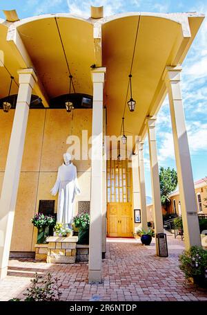 Portico esterno e la statua di San Francesco presso la Basilica Cattedrale di San Francesco di Assisi a Santa Fe, New Mexico Foto Stock