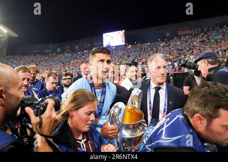 Istanbul, Turchia. 10th giugno, 2023. Rodri (16 Manchester City) celebra la vittoria con il trofeo durante la finale della UEFA Champions League tra il Manchester City FC e il FC Internazionale allo Stadio Olimpico di Atatürk a Istanbul, in Turchia. (Daniela Porcelli/SPP) Credit: SPP Sport Press Photo. /Alamy Live News Foto Stock
