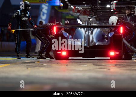 Le Mans, Francia. 10th giugno, 2023. 36 VAXIVIERE Matthieu (fra), CANAL Julien (fra), MILESI Charles (fra), Alpine Elf Team, Oreca 07 - Gibson, pista di azione notturna ALPINE Elf Team pitlane HARTHT Ahmad (omn), ORT di TGG, Aston Martin Vantage AMR, Ritratto durante la 24 ore di le Mans 2023 sul circuito des 24 Heures du Mans dal 10 al 11 giugno 2023 a le Mans, Francia - Foto Paul Vaicle/DPPI Credit: DPPI Media/Alamy Live News Foto Stock