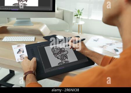 Animator utilizzando tavoletta grafica e computer, primo piano. Illustrazione sullo schermo Foto Stock