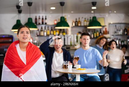 Triste ragazza con amici sconvolta dalla perdita della sua squadra preferita dei Paesi Bassi Foto Stock