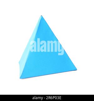 Piramide di carta azzurro isolato su bianco. Origami arte Foto Stock