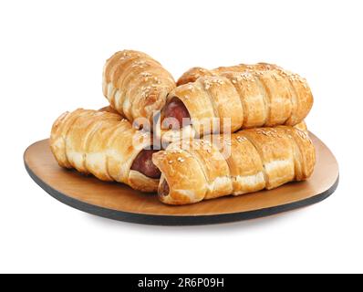 Vassoio di legno con deliziosi panini con salsiccia isolato su bianco Foto Stock