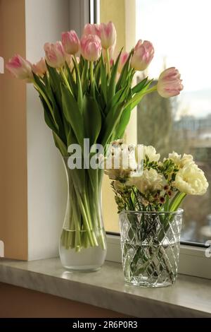 Bei bouquet in vasi sul davanzale interno. Primavera Foto Stock