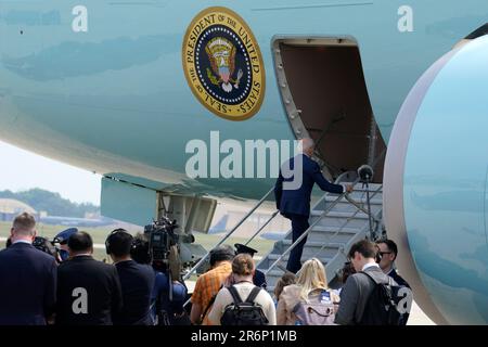 Il presidente degli Stati Uniti Joe Biden salta a bordo dell'aeronautica uno alla base congiunta Andrews nel Maryland mentre parte Washington, DC in rotta nella Carolina del Nord il 9 giugno 2023. Credito: Yuri Gripas/piscina via CNP Foto Stock