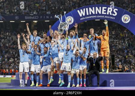 ISTANBUL - Kyle Walker del Manchester City FC, Ruben Dias del Manchester City FC, Kalvin Phillips del Manchester City FC, John Stones del Manchester City FC, Nathan Ake del Manchester City FC, Ilkay Gundogan del Manchester City FC, Erling Haaland del Manchester City FC, Jack Grealish del Manchester City FC, Aymeric Laporte del Manchester City FC, Rodri del Manchester City FC, Kevin De Bruyne del Manchester City FC, Stefan Ortega, Julian Alvarez del Manchester City FC, Bernardo Silva del Manchester City FC, Sergio Gomez del Manchester City FC, Manuel Akanji di Manchester City F. Foto Stock