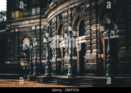 Facciata anteriore del Dresden Semperoper in Theaterplatz Foto Stock