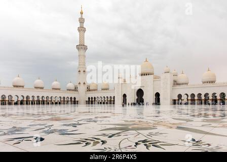 Cortile interno della Grande Moschea Sheikh Zayed, Abu Dhabi Emirati Arabi Uniti Foto Stock