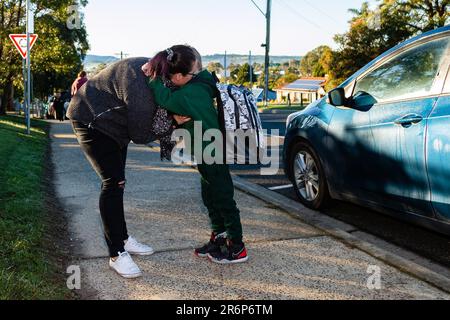 MELBOURNE, AUSTRALIA - MAGGIO 26: Genitori alleviati e bambini felici ritornano finalmente a scuola come Prep, grado 1 e 2 riprendono l'apprendimento faccia a faccia alla Wallan Primary School di Wallan, a nord di Melbourne, il 26 maggio 2020 a Melbourne, Australia. Dopo alcune delle nazioni più severe e più draconiane restrizioni, tra cui la chiusura delle scuole con un passaggio all'apprendimento online, le scuole del governo vittoriano inizierà oggi un graduale ritorno alle aule. Il 12th maggio, il Premier Daniel Andrews ha annunciato che dal 26th maggio, l'apprendimento faccia a faccia tornerà per tutti gli studenti della Prep, Grad 1, Grad Foto Stock